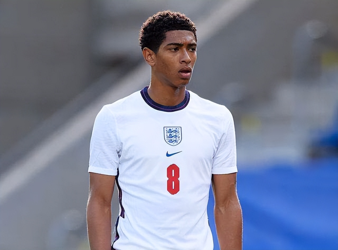 詹姆斯篮板表现抢眼，助球队逆转（詹姆斯篮板统治全场，带队上演逆转）