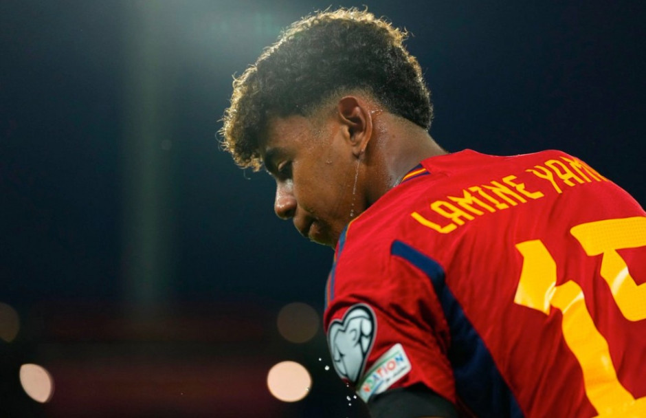 秀西班牙语，弗里克和记者开玩笑：搞什么，你们这些混蛋？（弗里克秀西班牙语与记者打趣：你们这是搞什么，伙计们？）