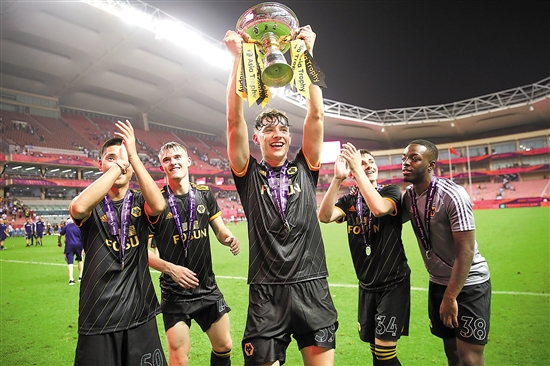 3场贡献6球1助攻，路易斯-布冯再次代表捷克U19上演帽子戏法（三战轰6球送1助，路易斯-布冯再为捷克U19戴帽）