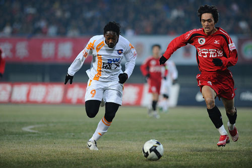 官方：帕利尼亚因转会谈判未入选球队今日比赛大名单（官方通报：因转会洽谈，帕利尼亚未进入今日比赛名单）