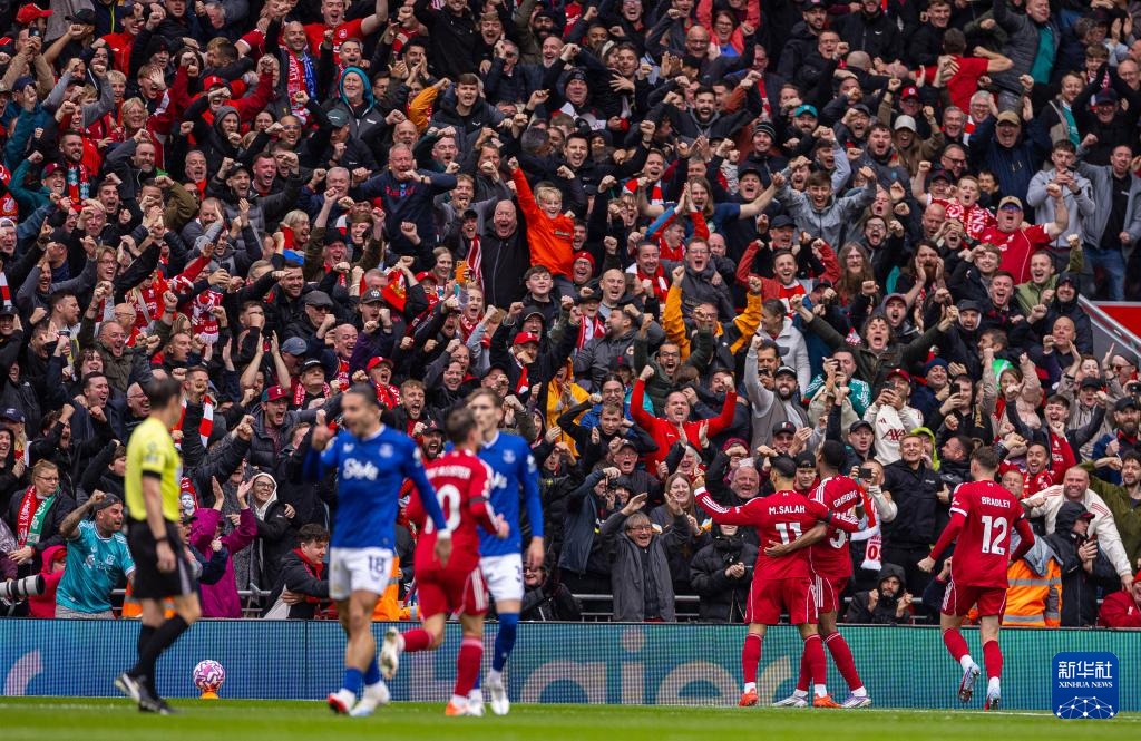 安娜-德-阿玛斯现身F1阿布扎比站挥旗（安娜·德·阿玛斯亮相F1阿布扎比大奖赛挥动方格旗）