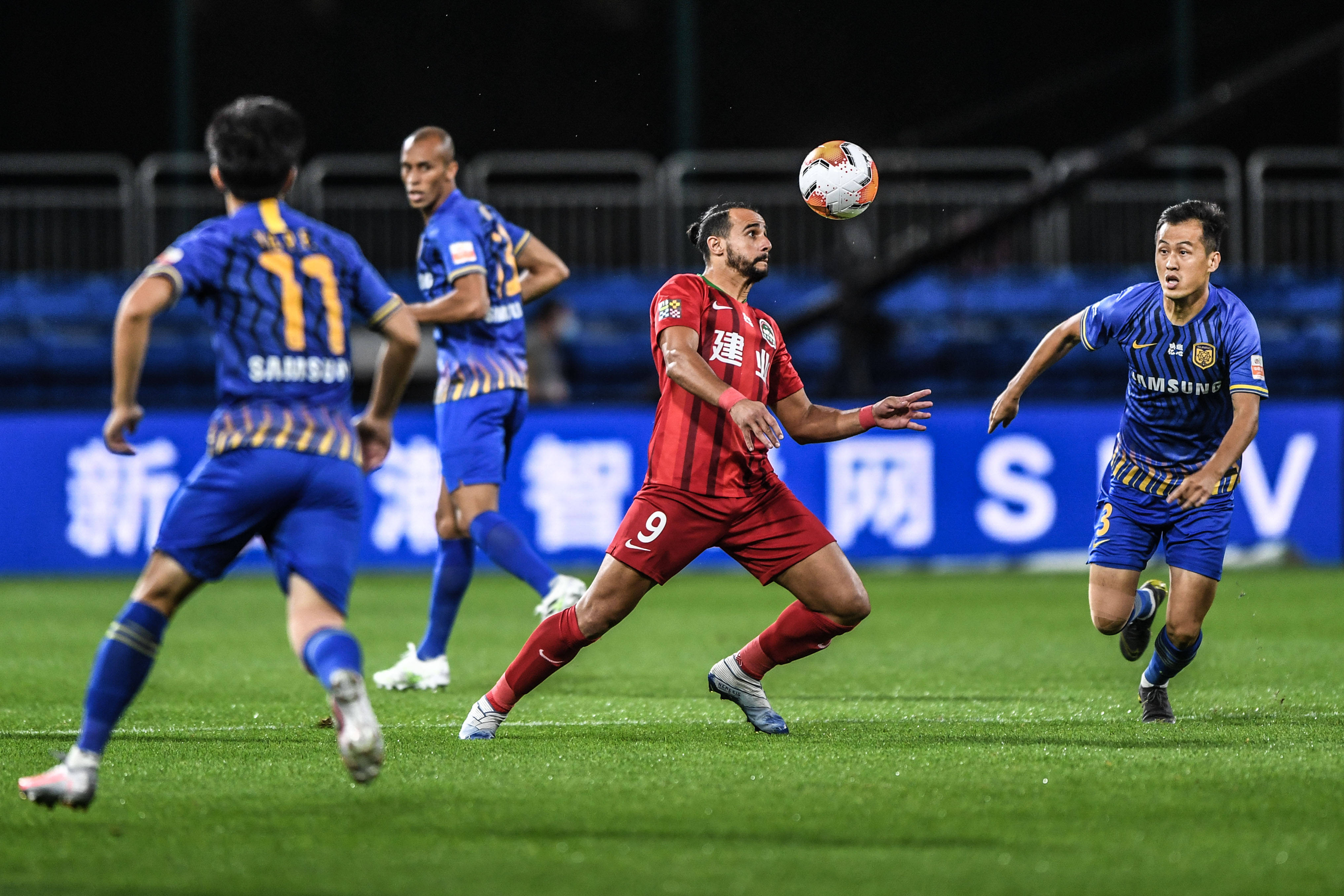 国安惨败越南夜， 邵佳一当场黑脸， 两大国脚恐遭永久除名！（国安不敌越南之夜，邵佳一当场黑脸，两名国脚或遭永久除名）