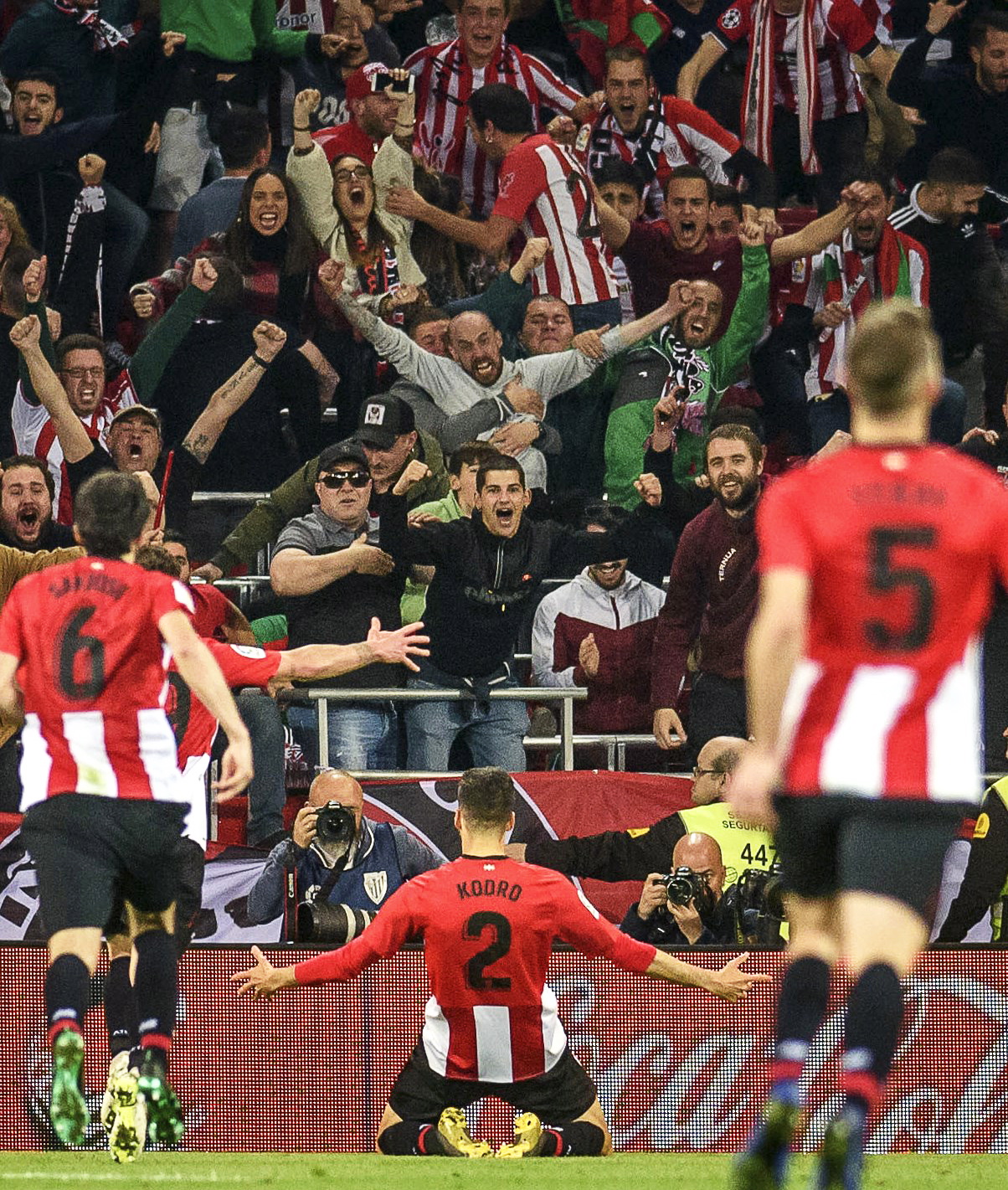 北京半场三分11中8，翟晓川&张才仁同砍11分（北京队半场三分11投8中，翟晓川与张才仁各得11分）