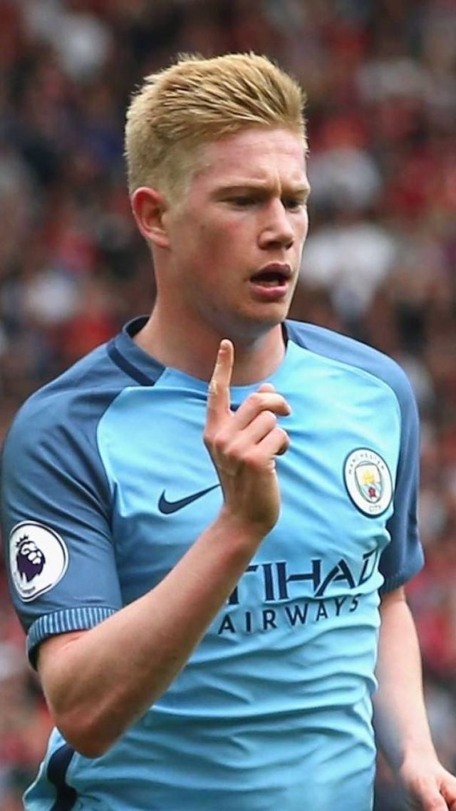 尤文全队和球迷一起出现在登机口，斯帕莱蒂和球迷们友好互动（尤文全队与球迷同现登机口，斯帕莱蒂现场亲切互动）