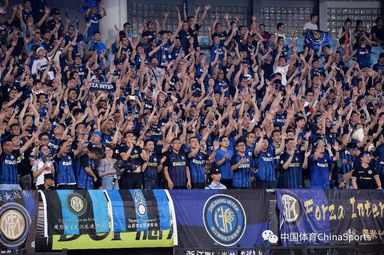 记者：多家豪门有意荷甲19岁中场斯密特，后者被标价2200万镑（多家豪门相中荷甲19岁中场斯密特，标价2200万英镑）