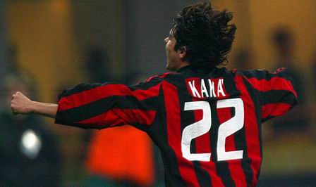 太疼了，萨勒马克尔斯被对手踩中后在地上抽动（萨勒马克尔斯遭对手踩踏后痛苦抽搐倒地）